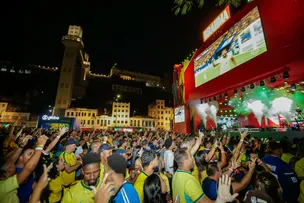 MARI FERNANDEZ SOBE AO PALCO DA ARENA Nº1 EM DIA DE BRASIL X JAPÃO