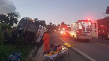 TRECHO DA BR-116 NA BAHIA É TOTALMENTE INTERDITADO APÓS ACIDENTE COM CAMINHÃO