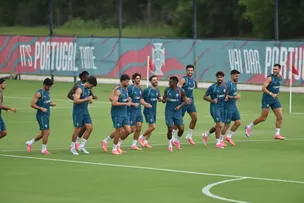 TEMPESTADE INTERROMPE TREINO DE PORTUGAL E OBRIGA RETIRADA DE JOGADORES DO CAMPO