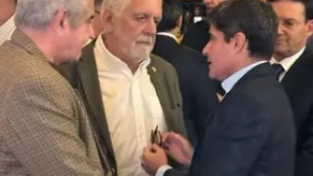 JAQUES WAGNER CUMPRIMENTA ACM NETO, ROMA E CORONEL DURANTE EVENTO EM SALVADOR