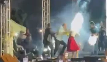 ESTRUTURA DESABA E ASSUSTA PÚBLICO DE AMADO BATISTA EM ITAPETINGA