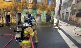 INCÊNDIO ATINGE CASARÃO EM SALVADOR