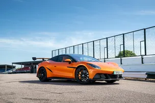 DENZA FAZ LANÇAMENTO GLOBAL DO MODELO Z NAS VERSÕES COUPÉ E RACING NO FESTIVAL INGLÊS GOODWOOD