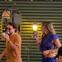 CLAUDIA LEITTE FAZ APARIÇÃO SURPRESA E CANTA EM RESTAURANTE DE SALVADOR