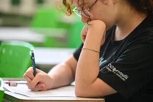 ESCOLA OFERECE AULAS DE REVISÃO PARA ESTUDANTES QUE SE PREPARAM PARA O ENEM