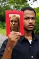 NESTA SEXTA-FEIRA (17), ESPETÁCULO GRATUITO REFLETE SOBRE RACISMO, JUSTIÇA E IDENTIDADE NO ENGENHO VELHO DE BROTAS