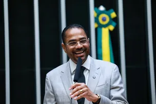 PROJETO DE MARINHO VIRA LEI E CRIA DIA NACIONAL DA CAPOEIRA