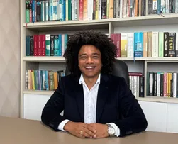 PROFESSOR CONDENA FALA RACISTA DE CAIADO E DIZ QUE ELE É ALIADO DE NETO
