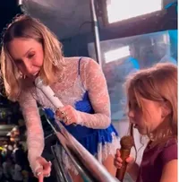 FILHA DE CLAUDIA LEITTE EMOCIONA PÚBLICO AO CANTAR COM A MÃE NA BAHIA