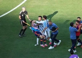 FIFA INVESTIGA ARGENTINA POR CONFUSÃO GENERALIZADA APÓS DERROTA NA FINAL