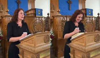 CARLA ZAMBELLI PARTICIPA DE CULTO NA ITÁLIA E ORA POR BOLSONARO