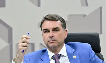 FLÁVIO BOLSONARO PROMETE NEGOCIAR COM A CHINA APÓS TARIFA SOBRE CARNE