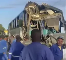 ACIDENTE ENTRE ÔNIBUS E CAMINHÃO DEIXA TRABALHADORES FERIDOS NA AVENIDA BYD, EM CAMAÇARI