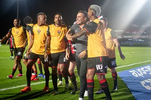 JAIR VENTURA COMPLETA 50 JOGOS NO VITÓRIA E COMEMORA MARCA HISTÓRICA