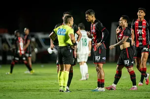 NOITE DE POLÊMICAS: VITÓRIA TERMINA COM NOVE EM CAMPO E PERDE PARA O PALMEIRAS
