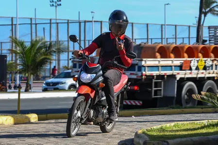 SALVADORUso do celular por motociclistas aumenta risco de acidentes e mortes no trânsito.Na foto: Motociclista pilotando e fazendo uso do celular ao mesmo tempo. Foto: Clara Pessoa/Ag. A TARDERepórter: Madson SouzaData: 23/07/2026