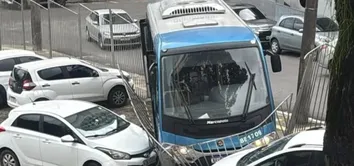 MICRO-ÔNIBUS DO BUZUFBA INVADE ESTACIONAMENTO DA UFBA APÓS MOTORISTA PASSAR MAL