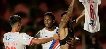CACÁ RECEBE DOIS JOGOS DE SUSPENSÃO APÓS EPISÓDIO COM CAMISA DO BAHIA NO BA-VI