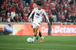 VITÓRIA TEM ATUAÇÃO APAGADA, PERDE JOGADOR POR EXPULSÃO E FICA EM DESVANTAGEM