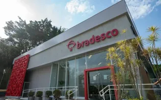 BRADESCO FECHA CENTENAS DE AGÊNCIAS E REDUZ QUADRO DE FUNCIONÁRIOS EM 2026