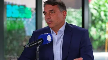 FLÁVIO BOLSONARO DIZ QUE PARTICIPAÇÃO DO PAI EM EVENTUAL GOVERNO DEPENDERÁ DE JAIR