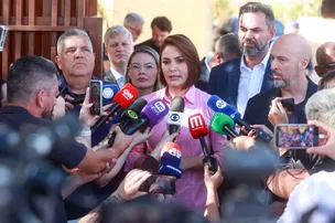“COLOCAMOS UMA PEDRA”, AFIRMA MICHELLE SOBRE CONFLITOS COM FLÁVIO BOLSONARO