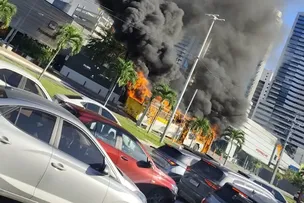 ÔNIBUS PEGA FOGO EM AVENIDA DE SALVADOR E TRAVA TRÂNSITO NA REGIÃO