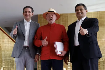 LULA FECHA ACORDO COM LÍDERES DO CONGRESSO PARA ACABAR COM A “TAXA DAS BLUSINHAS”