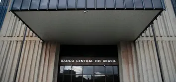 BOLETIM FOCUS REDUZ PROJEÇÃO DA SELIC PARA 13,50% EM 2026 E ELEVA INFLAÇÃO