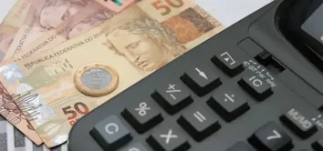 89% DOS BRASILEIROS AFIRMAM QUE PROBLEMAS FINANCEIROS JÁ AFETARAM SUA SAÚDE MENTAL, APONTA PESQUISA DA SERASA