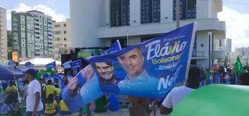 BANDEIRAS COM NOMES DE ACM NETO E FLÁVIO BOLSONARO SÃO EXIBIDAS EM ATO DE 7 DE SETEMBRO EM SALVADOR
