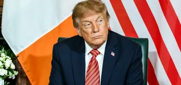 IMPRENSA INTERNACIONAL PROCESSA GOVERNO TRUMP APÓS BANIMENTO DA CASA BRANCA