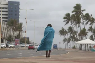 FRENTE FRIA CHEGA À BAHIA COM VENTOS DE ATÉ 70 KM/H, RAIOS E CHUVA FORTE