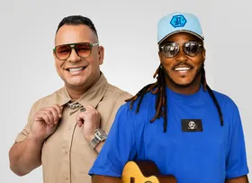 CANTOR CARIOCA DAVI PARTICIPA DE RODA DE SAMBA EM SALVADOR