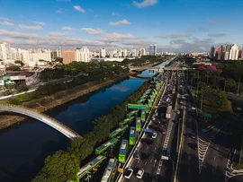 BYD EMPLACA MAIS ÔNIBUS ELÉTRICOS QUE SEGUNDA E TERCEIRA COLOCADAS SOMADAS E ASSUME LIDERANÇA NO ANO