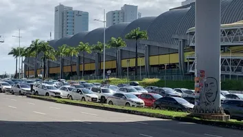 ENGAVETAMENTO COM SEIS VEÍCULOS CONGESTIONA AVENIDA PARALELA EM SALVADOR