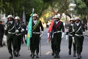 DESFILE DE 7 DE SETEMBRO REÚNE FORÇAS DE SEGURANÇA E ESTUDANTES EM SALVADOR