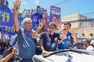 ACM NETO DEFENDE EDUCAÇÃO MAIS ATRATIVA DURANTE CAMINHADA EM SALVADOR