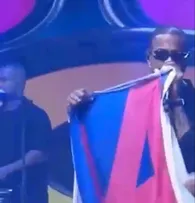 LÉO SANTANA DECLARA APOIO A ACM NETO E EXIBE BANDEIRA DO 44 DURANTE SHOW