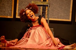 VIKA MENNEZES LEVA ESPETÁCULO “MUKUNÃ: DO FIO À RAIZ” PARA O TEATRO MARTIM GONÇALVES