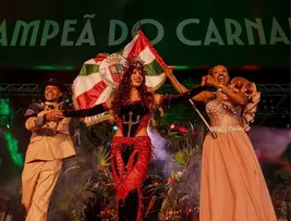 ANITTA ASSUME POSTO DEIXADO POR VIRGINIA E É COROADA RAINHA DE BATERIA