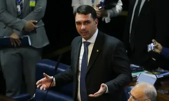 FLÁVIO BOLSONARO VIAJOU COM FAMÍLIA EM MESMO JATO DE VORCARO USADO POR MORAES