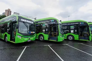 BYD EMPLACA MAIS ÔNIBUS ELÉTRICOS QUE SEGUNDA E TERCEIRA COLOCADAS SOMADAS E ASSUME LIDERANÇA NO ANO