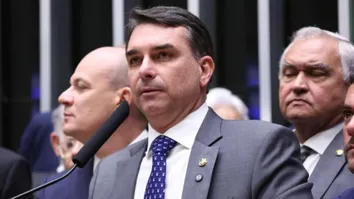 FLÁVIO BOLSONARO ACUSA DINO DE INTERFERÊNCIA POLÍTICA EM OPERAÇÃO SOBRE FILME