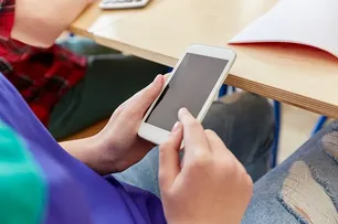 PROIBIÇÃO DE CELULAR REDUZ CYBERBULLYING E ANSIEDADE, DIZ PESQUISA