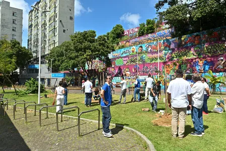 PREFEITURA REALIZA PLANTIO DE MUDAS NA REVITALIZAÇÃO URBANA DA REGIÃO DA BARROQUINHA