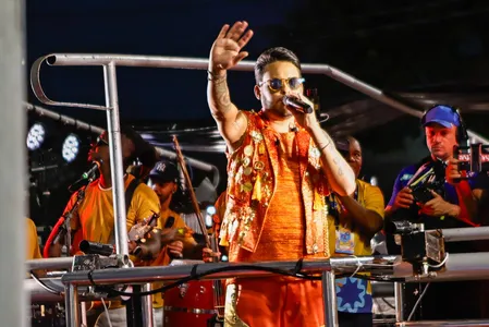 THIAGO AQUINO FAZ SHOW GRATUITO EM PARIPE NESTA SEXTA