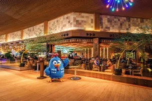 GALINHA PINTADINHA ANIMA DIA DAS CRIANÇAS NO SALVADOR SHOPPING
