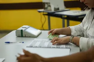 MESÁRIA É PRESA SUSPEITA DE VOTAR NO LUGAR DE POLICIAL MILITAR EM SALVADOR