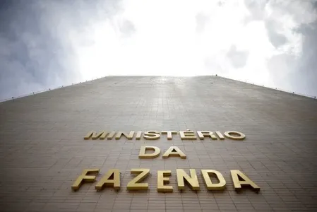 GOVERNO ZERA IMPOSTOS FEDERAIS SOBRE GASOLINA POR UM MÊS